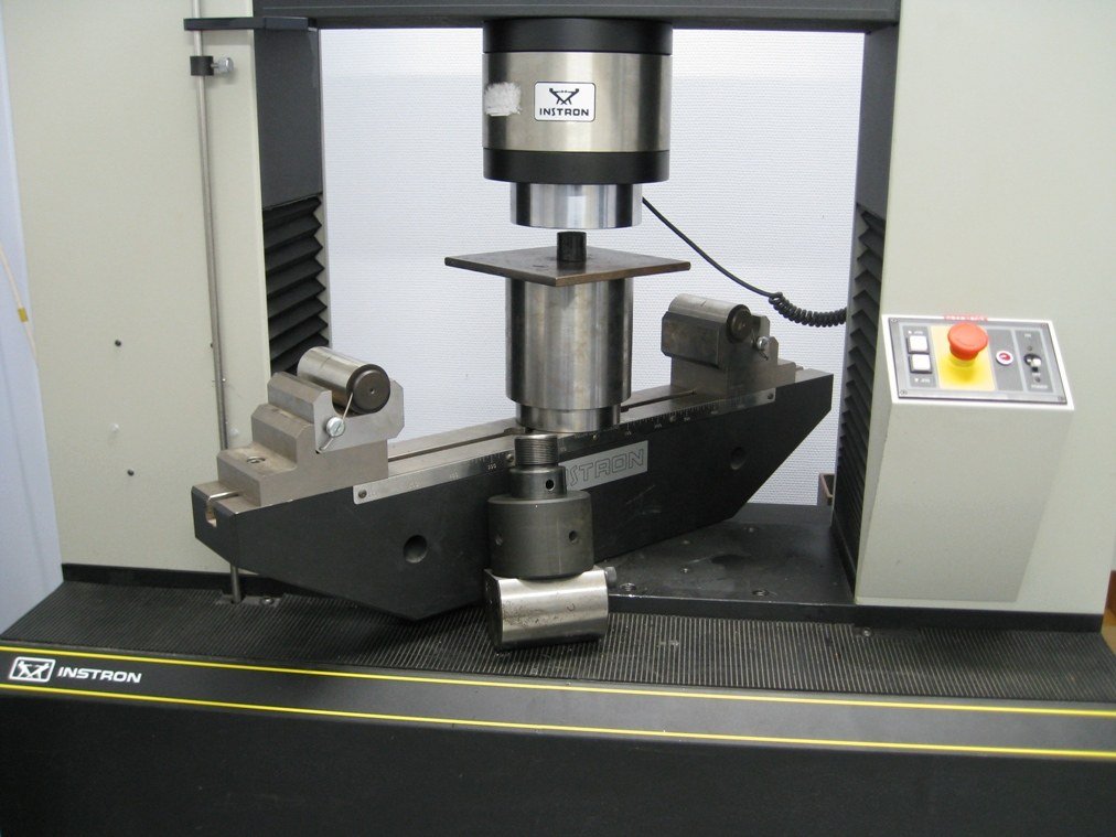 Universal testing machine performing a compression test