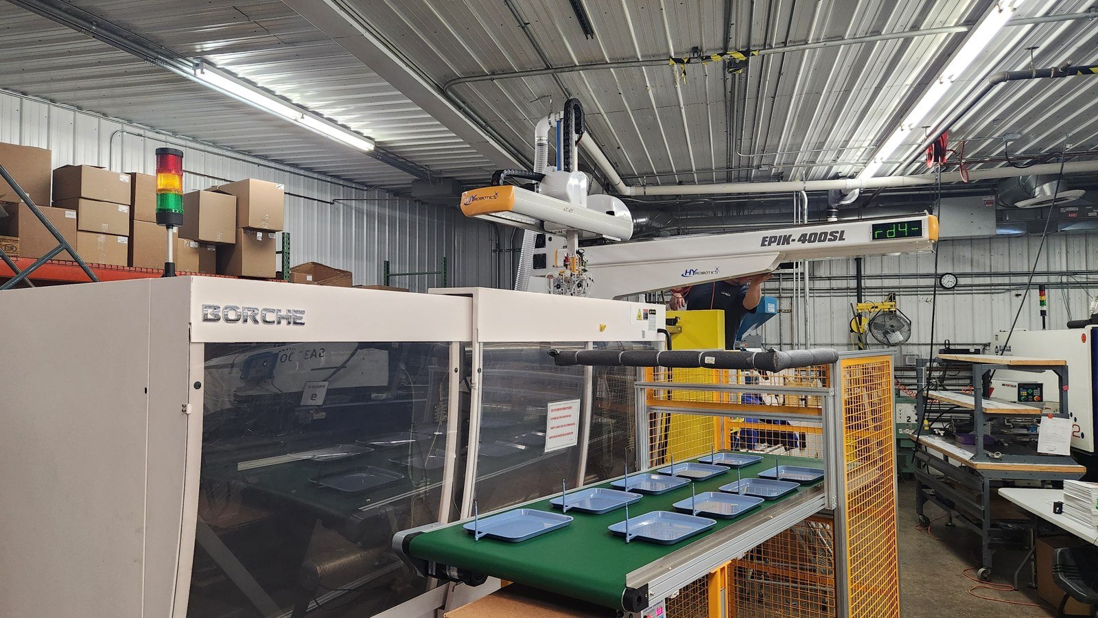 Industrial injection moulding machine with robotic handling